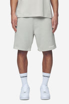 Pegador Logo Heavy Sweat Shorts Washed Pearl Grey White Gum Seitenansicht aus der Next Wave Kollektion für Herren