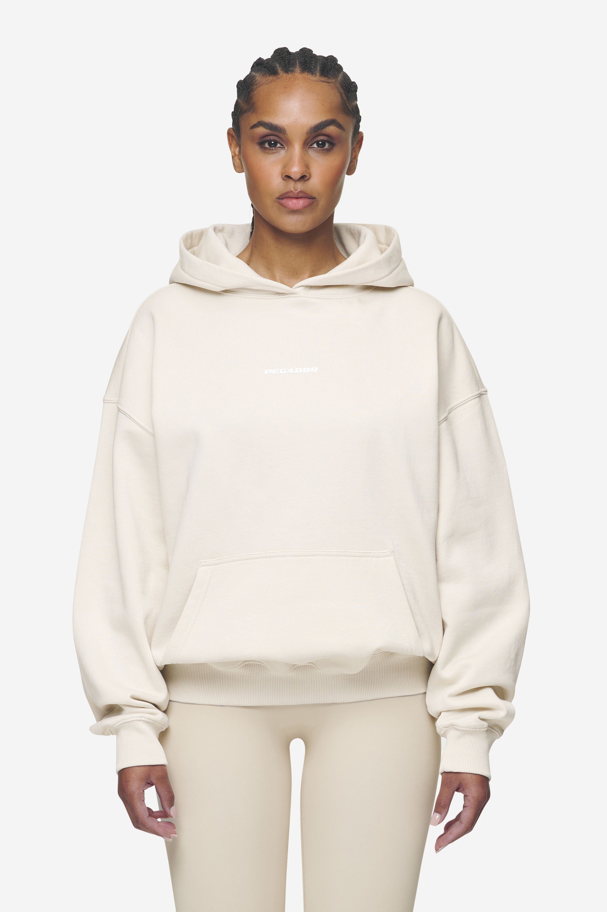 Pegador Clarita Logo Oversized Hoodie Washed Coast Sand White Gum Hauptansicht aus der Next Wave Kollektion für DaHerren
