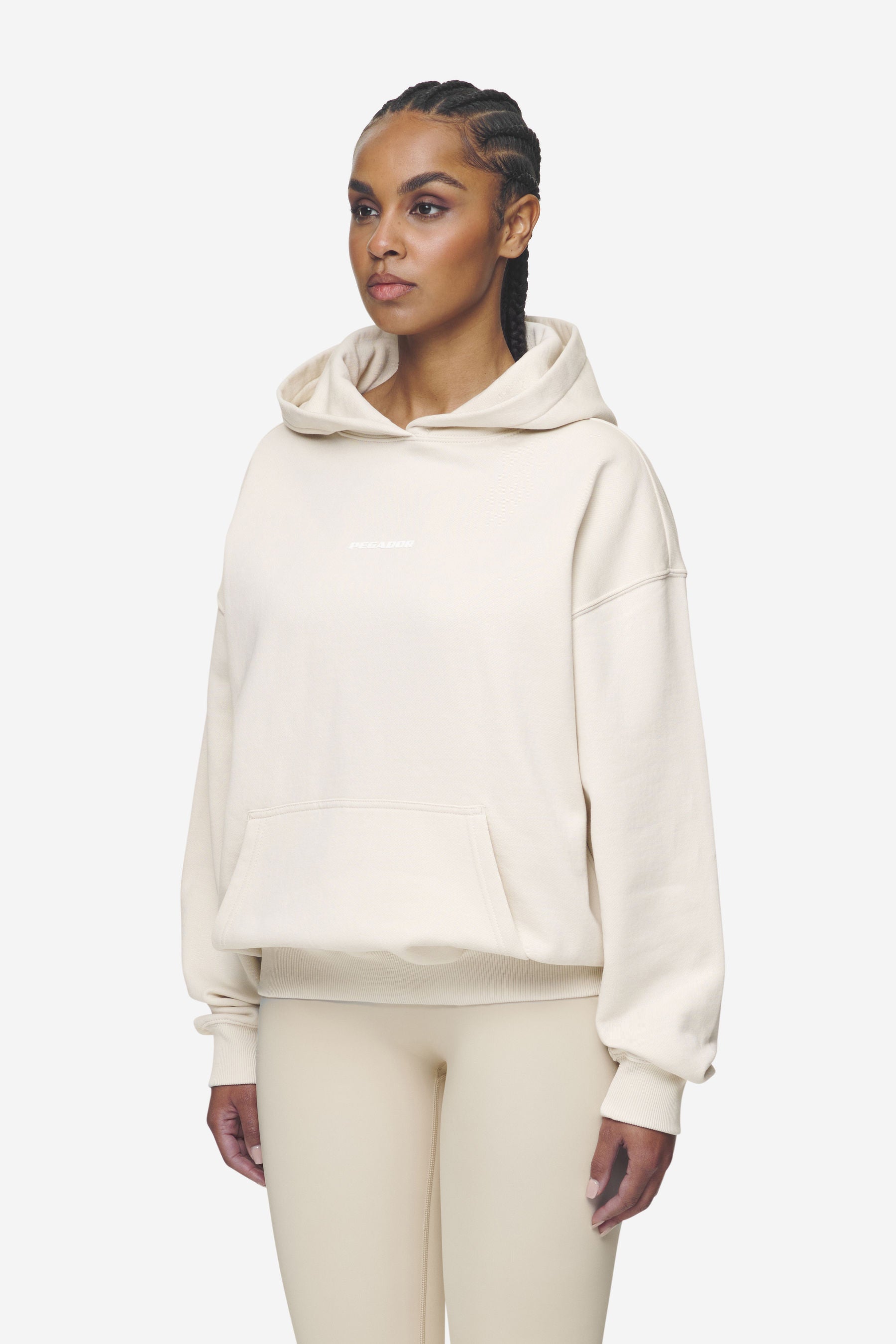Pegador Clarita Logo Oversized Hoodie Washed Coast Sand White Gum Seitenansicht aus der Next Wave Kollektion für DaHerren