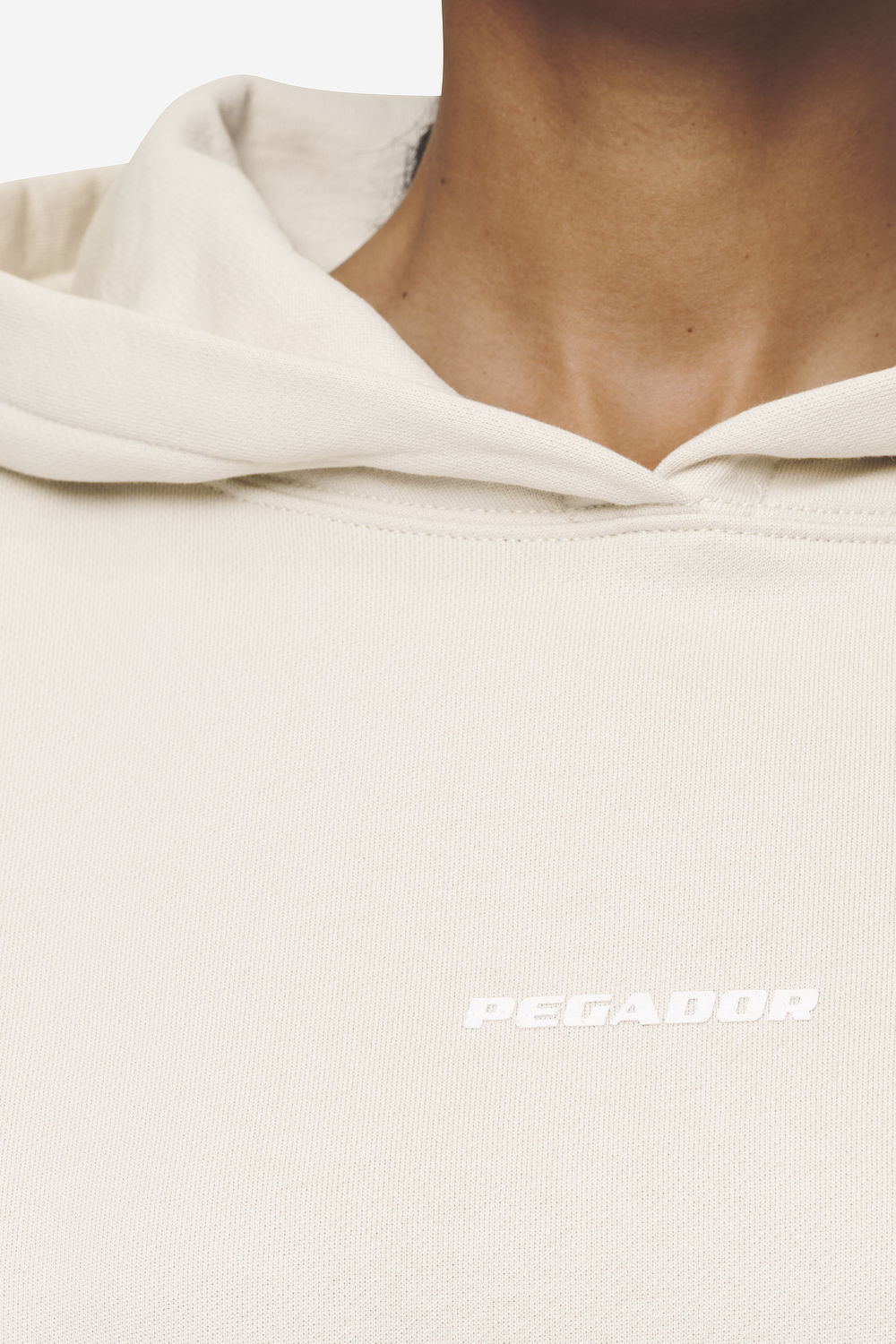 Pegador Clarita Logo Oversized Hoodie Washed Coast Sand White Gum Detailshot aus der Next Wave Kollektion für DaHerren