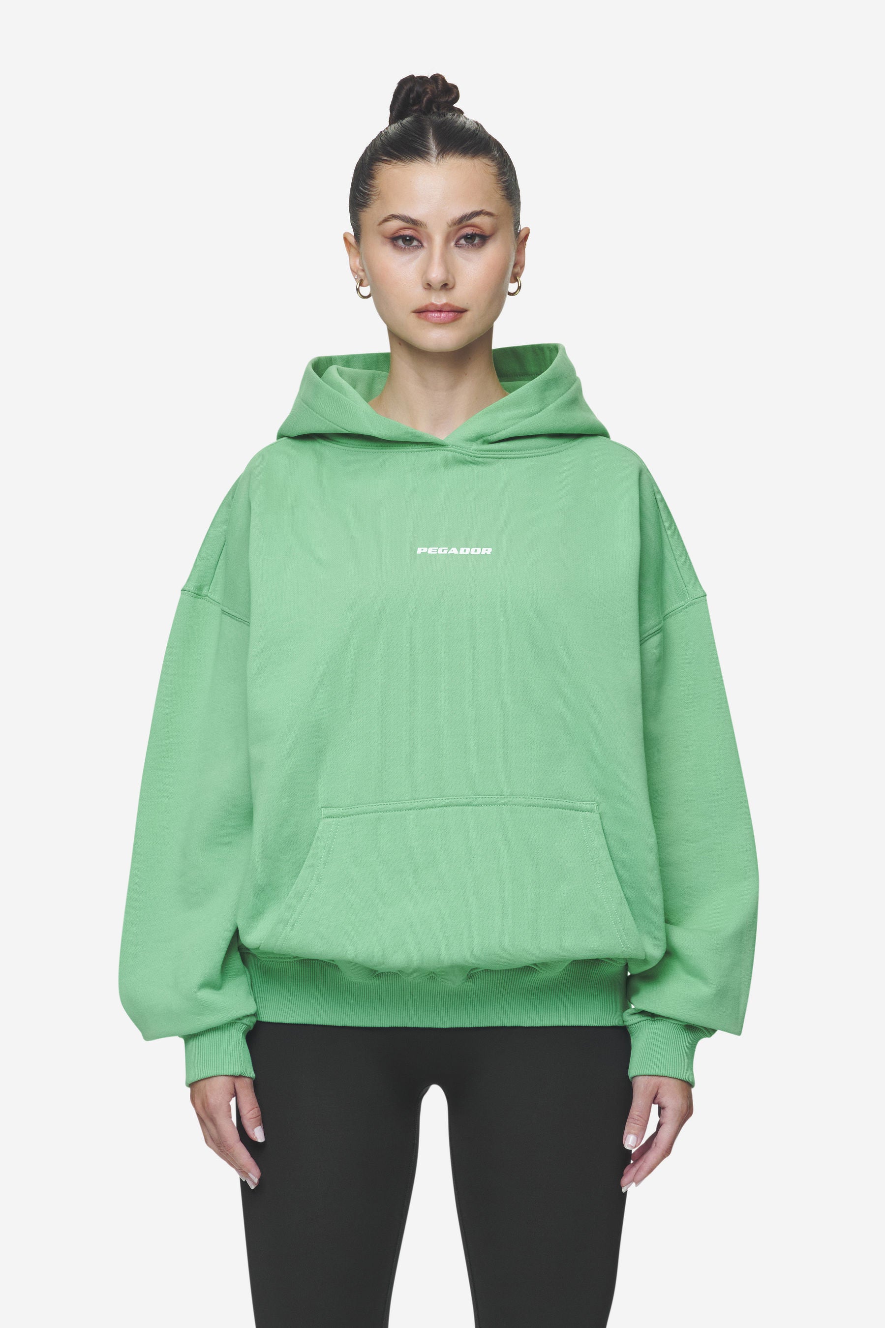 Pegador Atna Logo Oversized Hoodie Washed Peppermint Green White Seitenansicht aus der Next Wave Kollektion für DaHerren