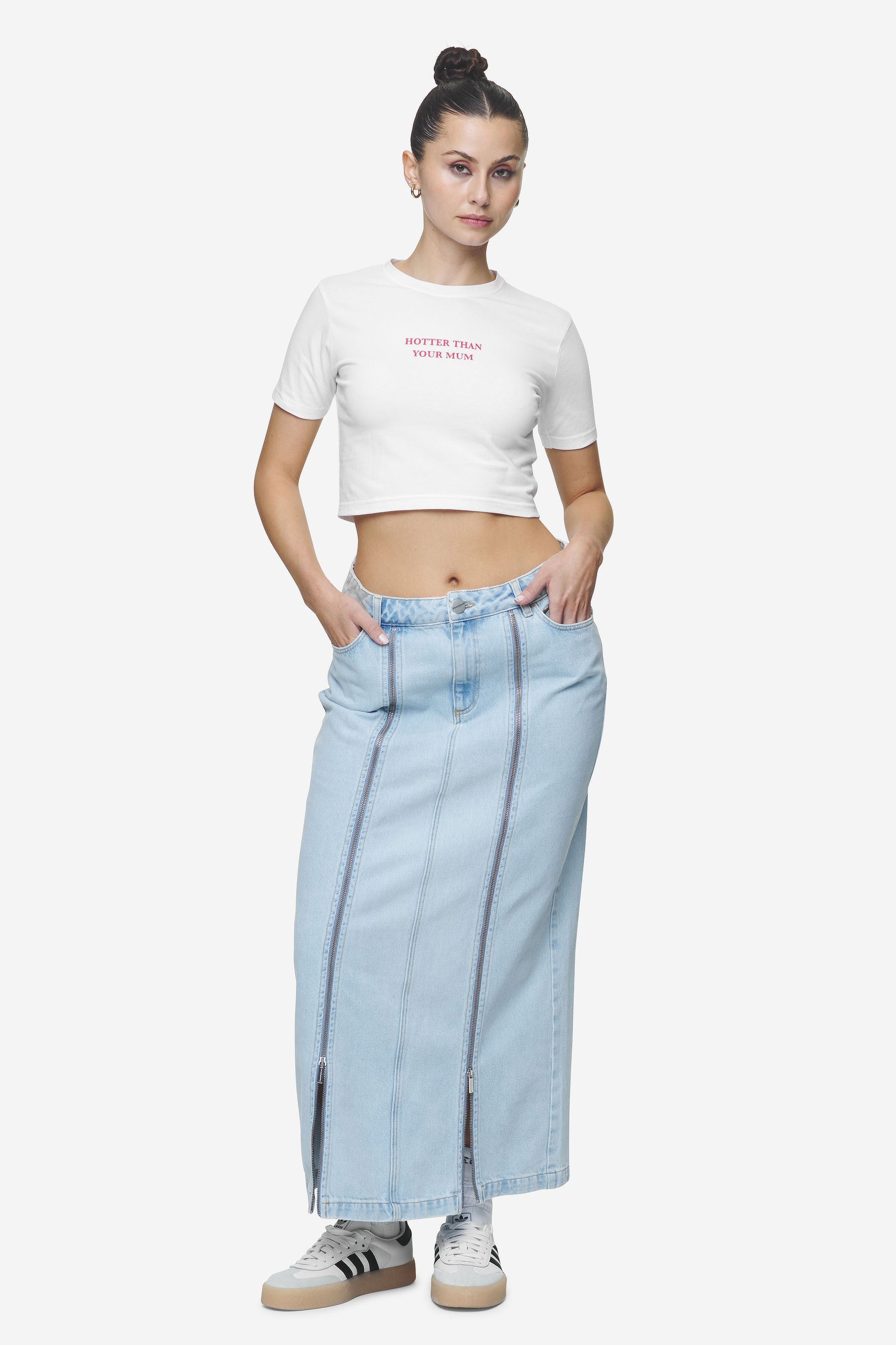 Pegador Reyna Cropped Baby Tee White Ganzkörper Bild aus der Next Wave Kollektion für DaHerren