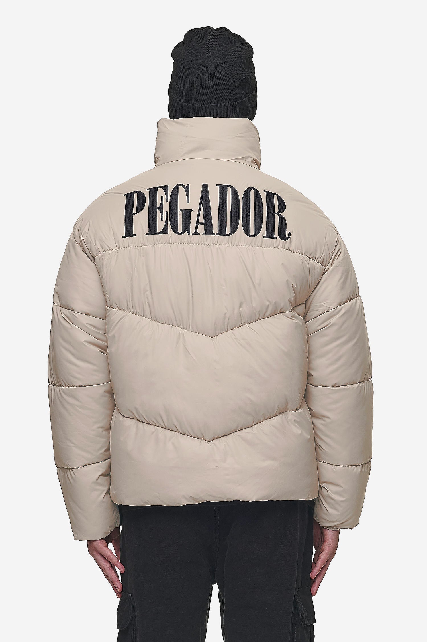 Pegador Spiller Puffer Jacket Beige Gegenansicht aus der PEGADOR® Outerwear 24 Kollektion für Herren