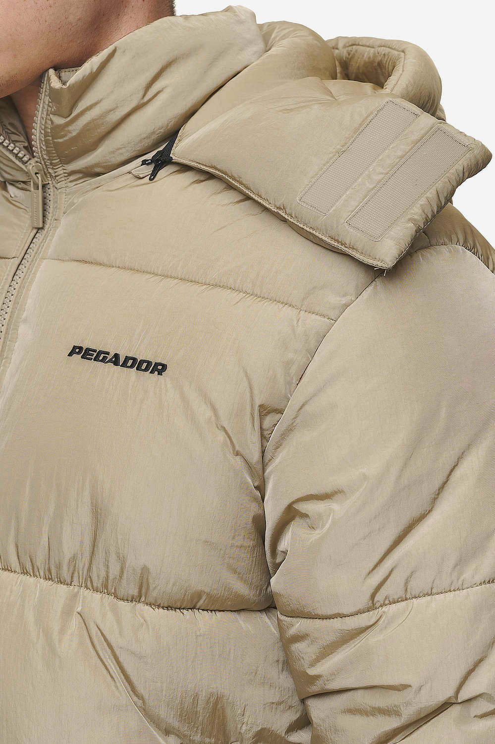 Pegador Marten Crushed Puffer Jacket Beige Detailshot aus der PEGADOR® Outerwear 24 Kollektion für Herren
