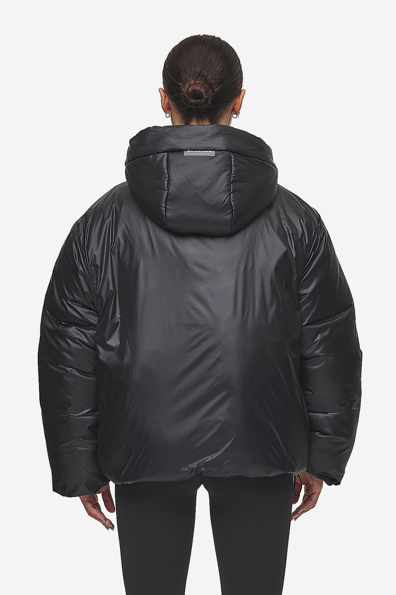 Pegador Keboli Oversized Puffer Jacket Black Detailshot aus der PEGADOR® Outerwear 24 Kollektion für DaHerren