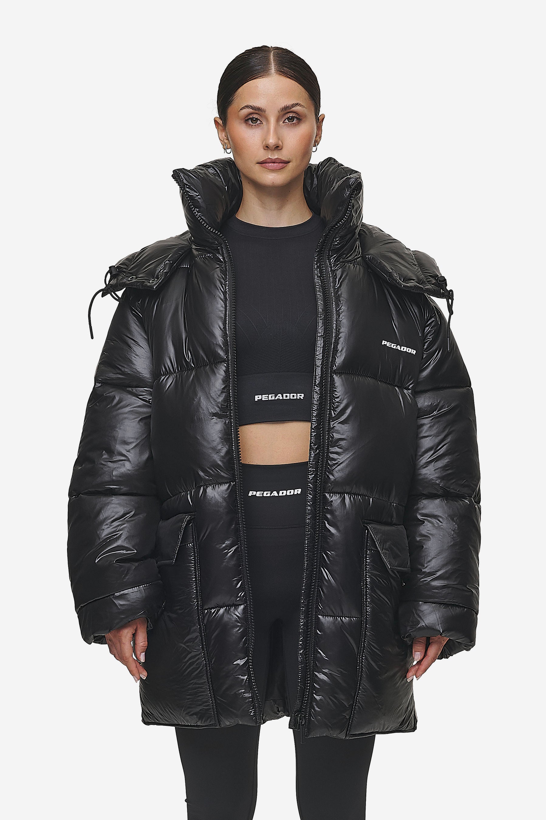 Pegador Izzy Light Glossy Short Puffer Coat Black Hauptansicht aus der PEGADOR® Outerwear 24 Kollektion für DaHerren