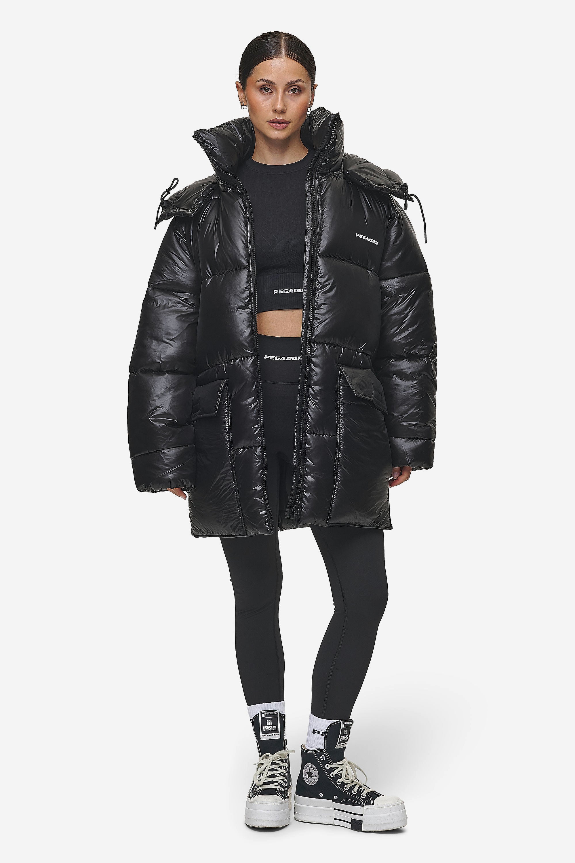 Pegador Izzy Light Glossy Short Puffer Coat Black Ganzkörper Bild aus der PEGADOR® Outerwear 24 Kollektion für DaHerren