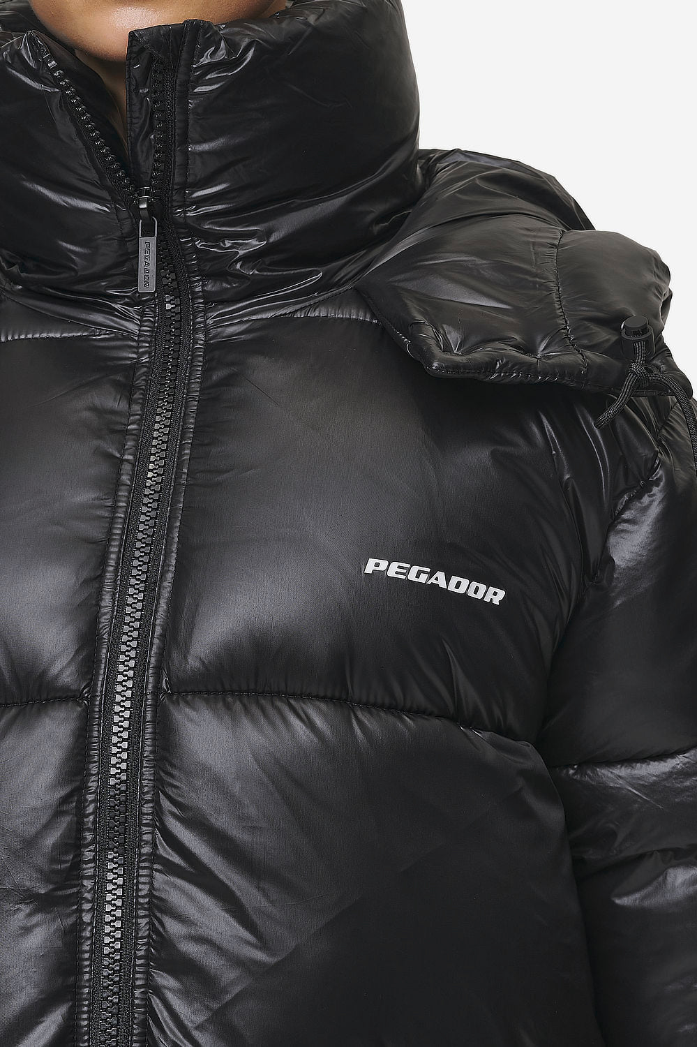 Pegador Izzy Light Glossy Short Puffer Coat Black Detailshot aus der PEGADOR® Outerwear 24 Kollektion für DaHerren