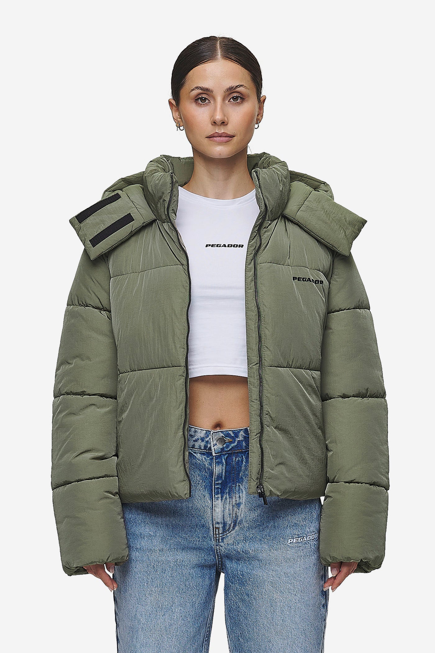 Pegador Blanca Crushed Puffer Jacket Mud Olive Hauptansicht aus der PEGADOR® Outerwear 24 Kollektion für DaHerren