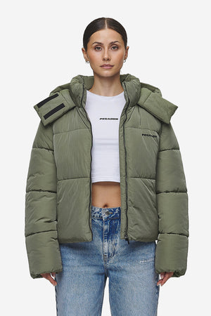 Pegador Blanca Crushed Puffer Jacket Mud Olive Hauptansicht aus der PEGADOR® Outerwear 24 Kollektion für DaHerren