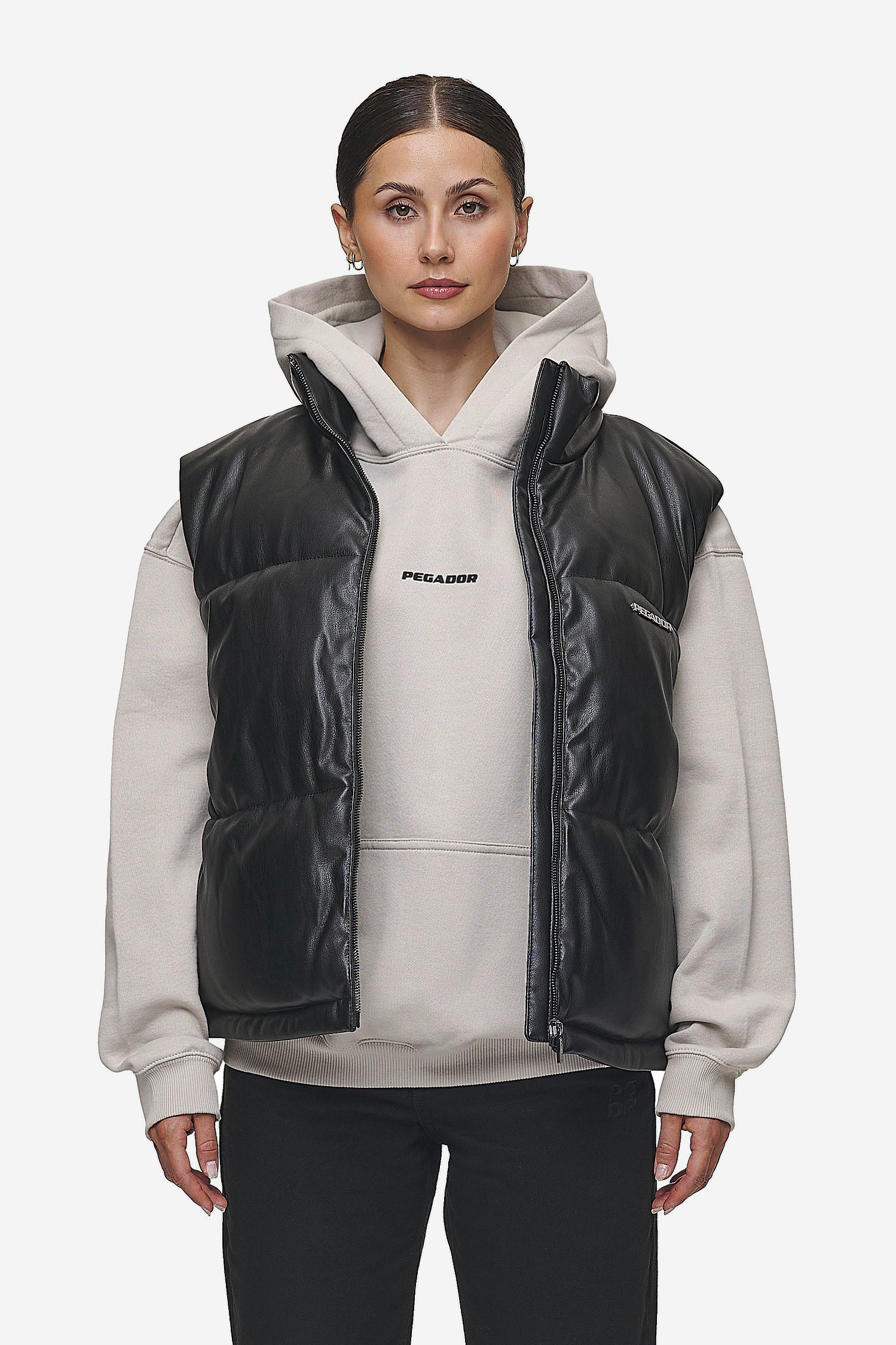 Pegador Priory Faux Leather Puffer Vest Metal Logo Black Hauptansicht aus der PEGADOR® Outerwear 24 Kollektion für DaHerren