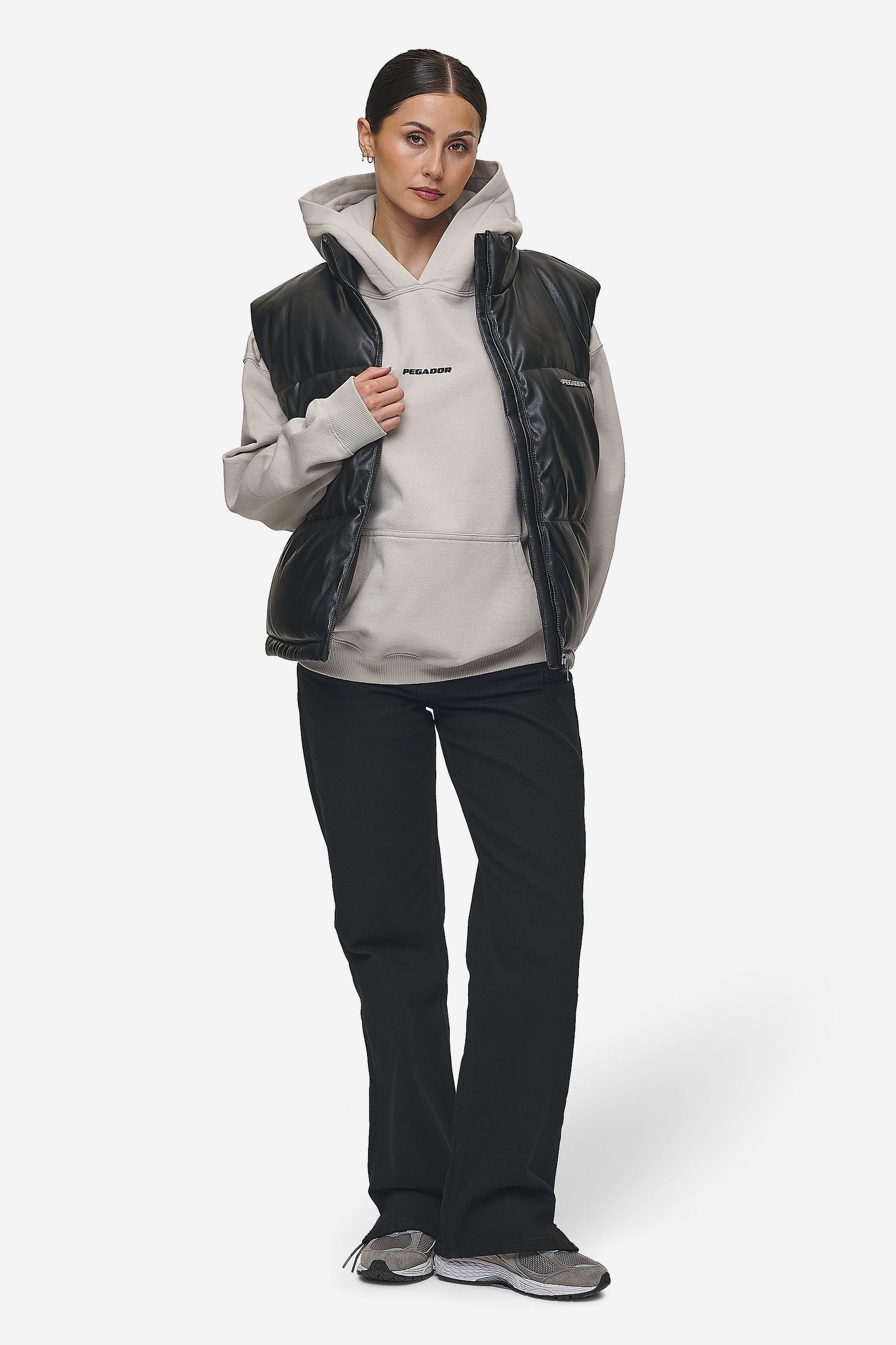 Pegador Priory Faux Leather Puffer Vest Metal Logo Black Ganzkörper Bild aus der PEGADOR® Outerwear 24 Kollektion für DaHerren