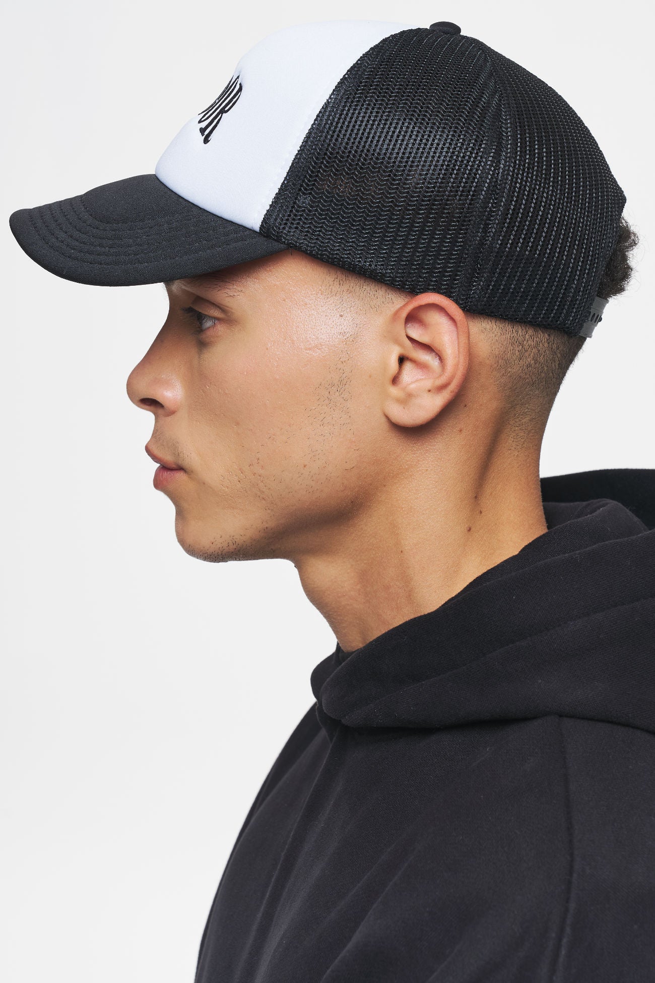 Pegador Cali Trucker Cap White Black Ganzkörper Bild aus der Ahead of Time Kollektion für Herren