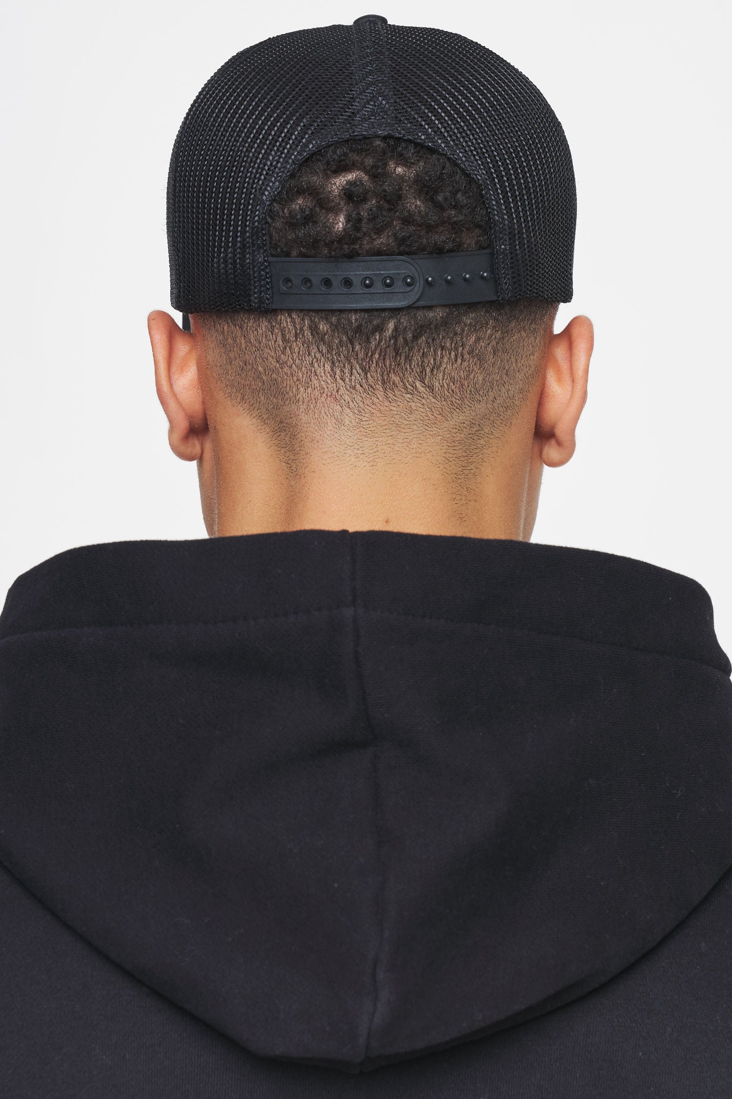 Pegador Laholm Trucker Cap White Black Seitenansicht aus der Ahead of Time Kollektion für Herren