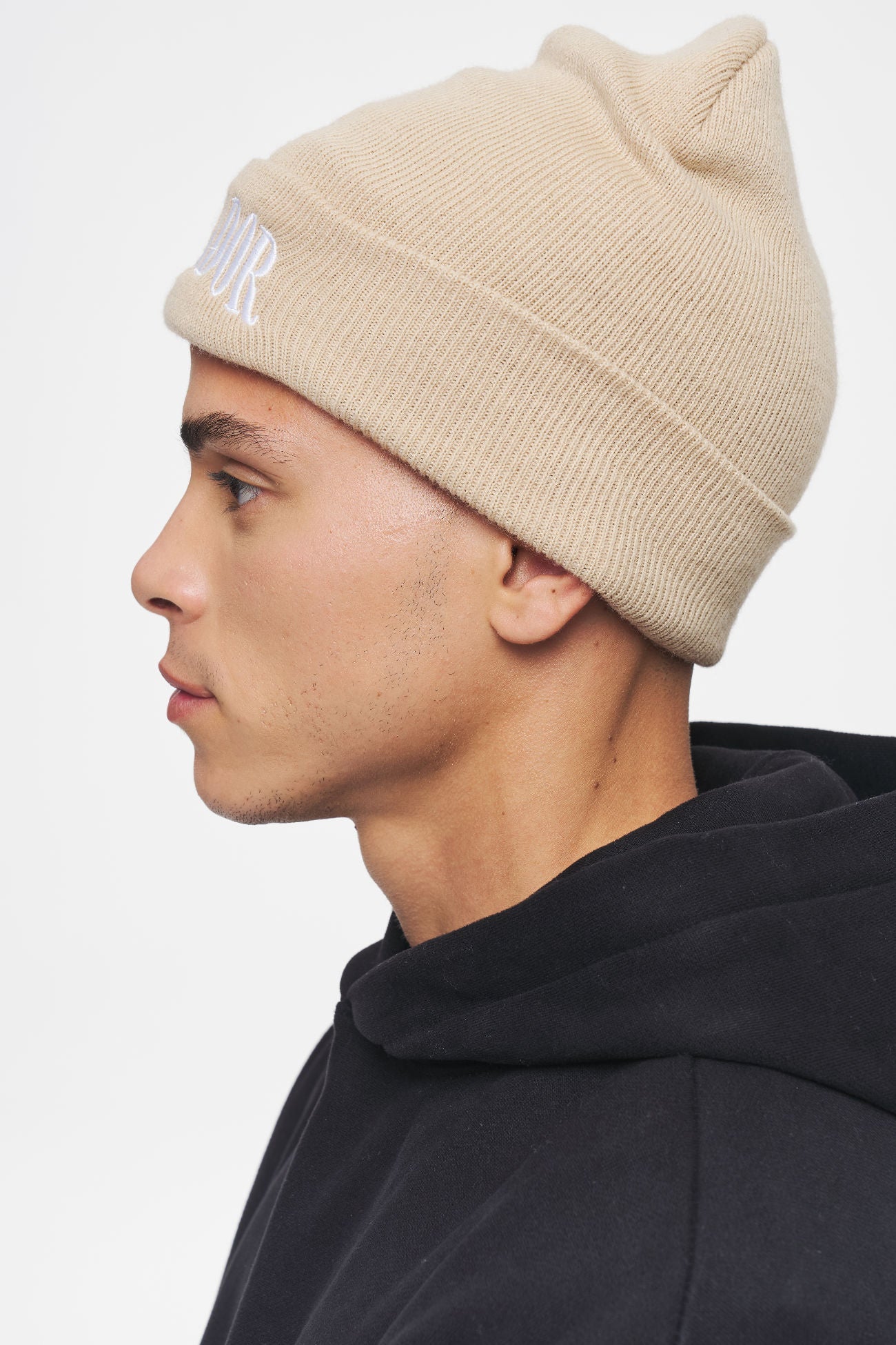 Pegador Cali Beanie Sand White Ganzkörper Bild aus der Ahead of Time Kollektion für Herren