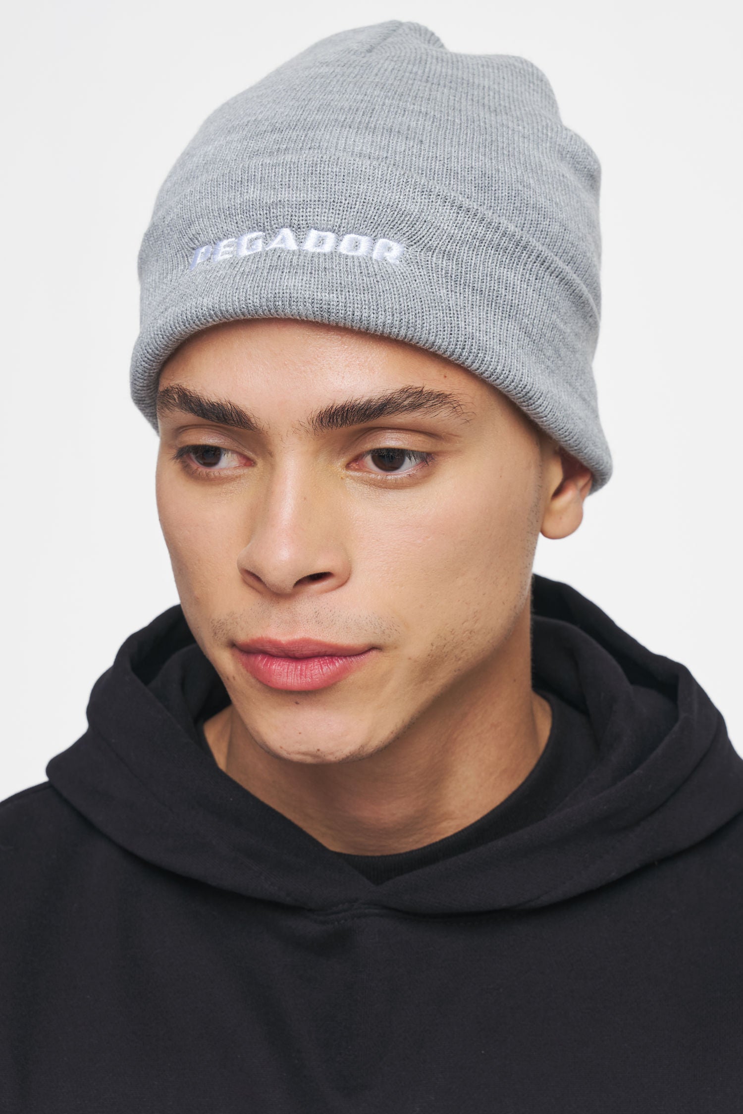 Pegador Logo Beanie Grey White Hauptansicht aus der Ahead of Time Kollektion für Herren