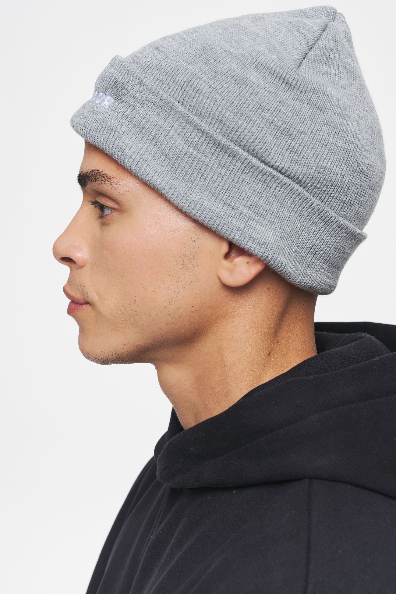 Pegador Logo Beanie Grey White Ganzkörper Bild aus der Ahead of Time Kollektion für Herren