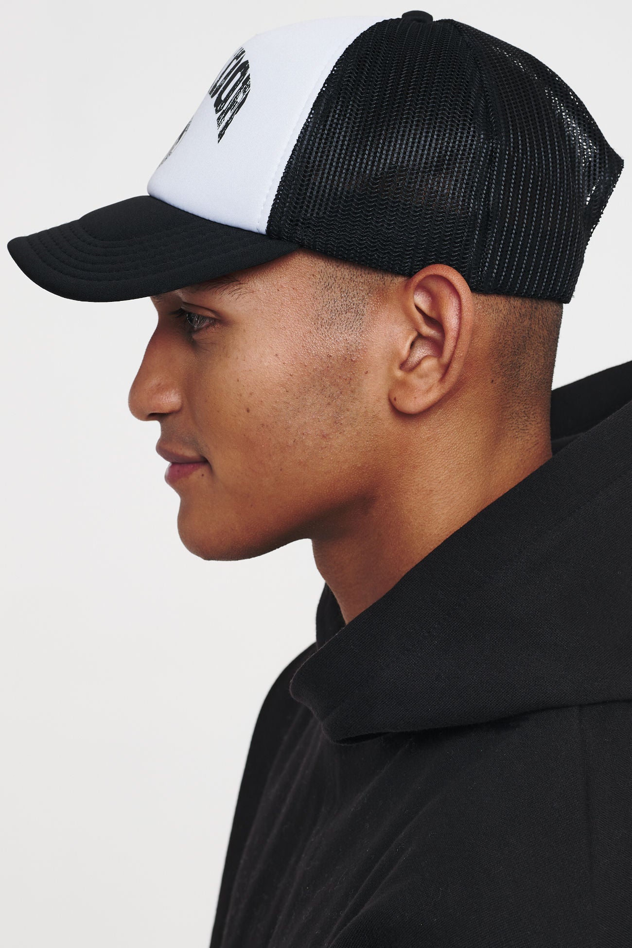 Pegador Ottawa Trucker Cap White Black Ganzkörper Bild aus der Cold Hearted Kollektion für Herren