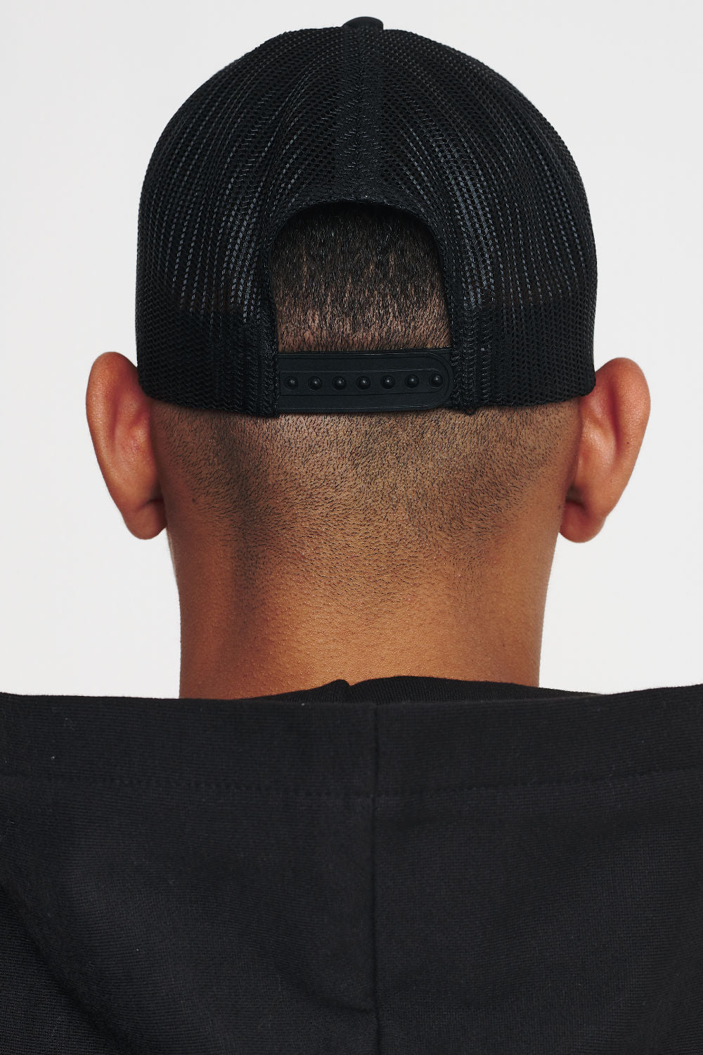 Pegador Ottawa Trucker Cap White Black Seitenansicht aus der Cold Hearted Kollektion für Herren