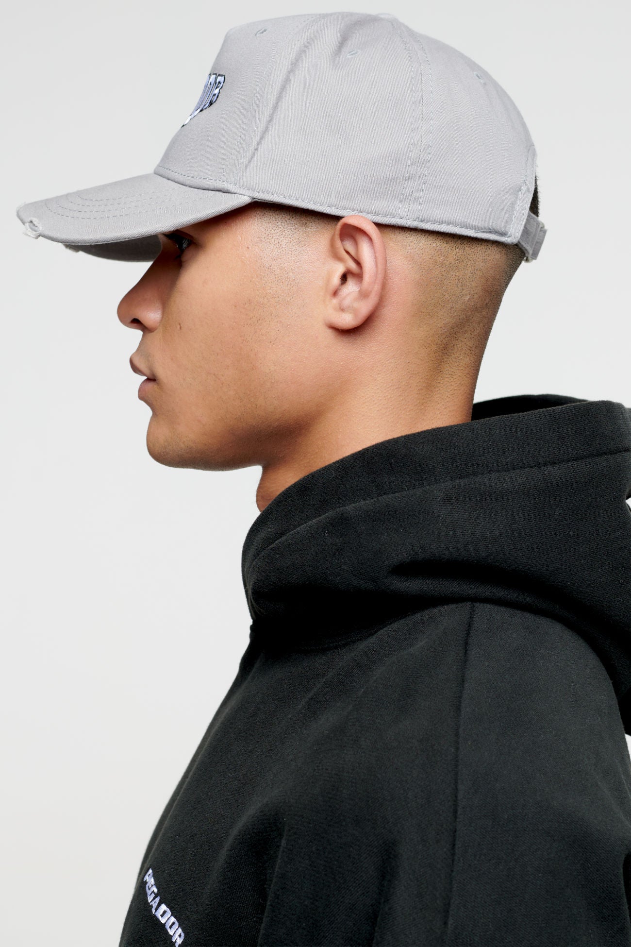 Pegador Taunin Destroyed Cap Grey Ganzkörper Bild aus der No Role Model Kollektion für Herren