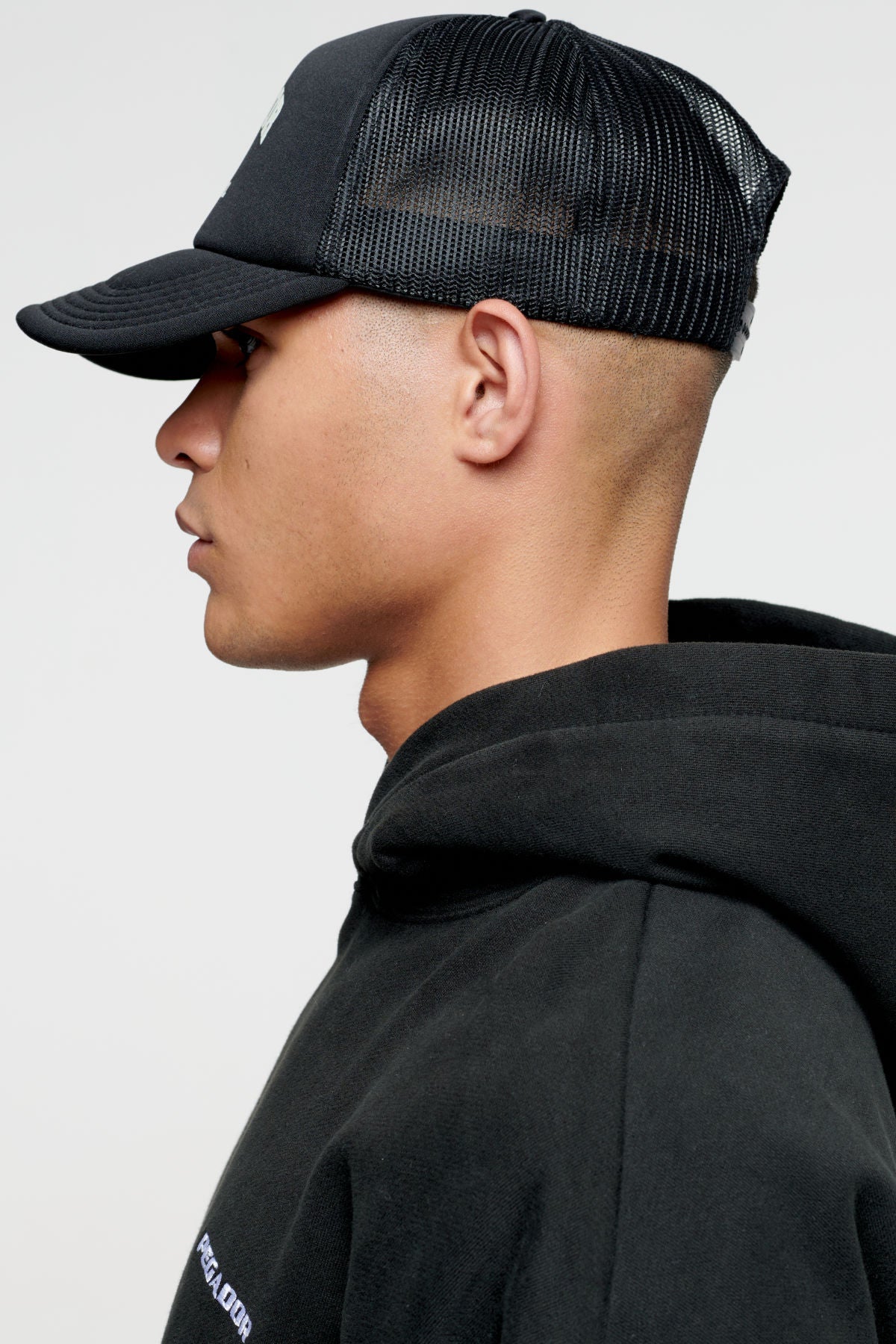 Pegador Tomball Trucker Cap Black Ganzkörper Bild aus der No Role Model Kollektion für Herren