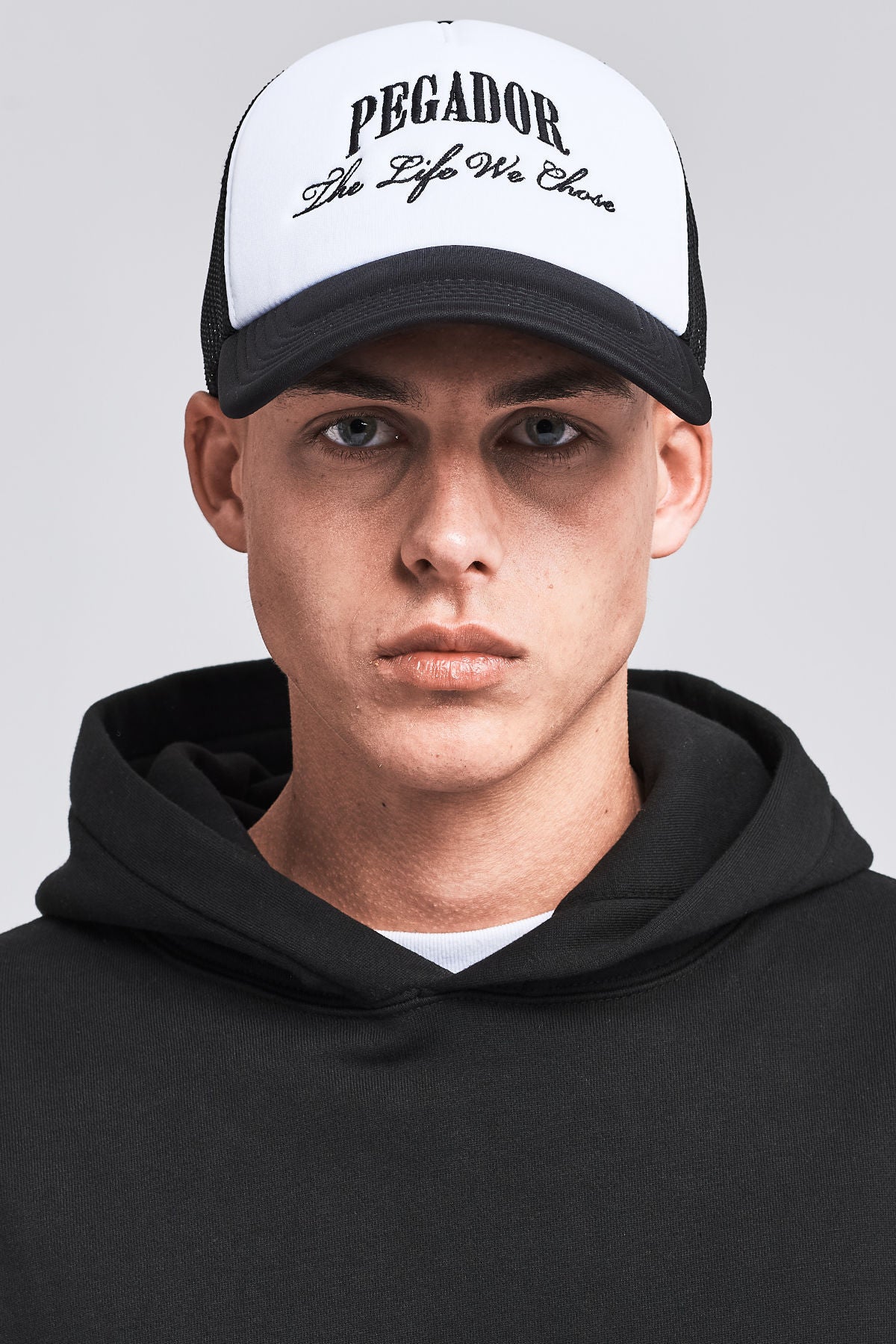 Pegador The Life We Chose Trucker Cap White Black Seitenansicht aus der Life We Chose Kollektion für Herren