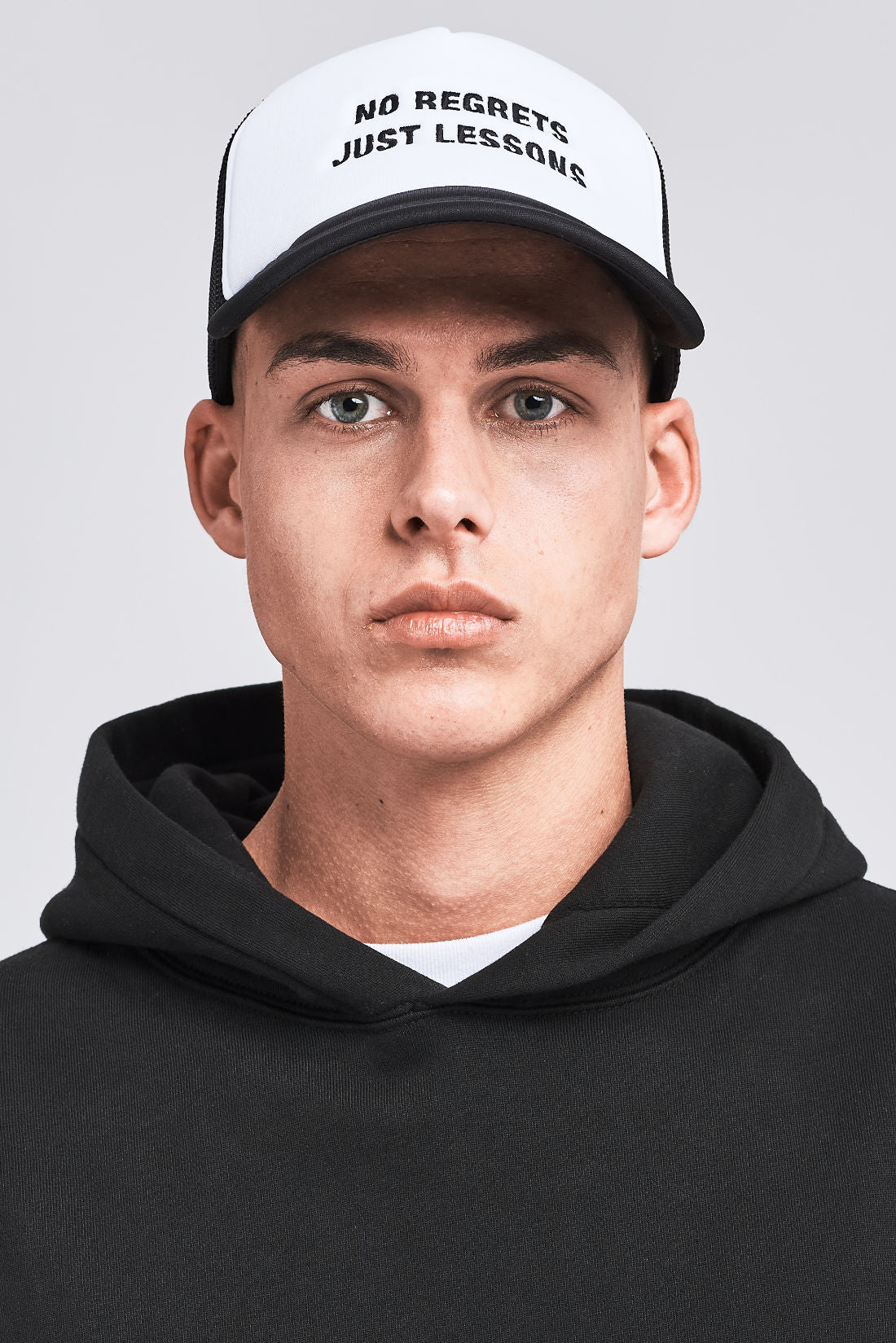 Pegador No Regrets Trucker Cap White Black Gegenansicht aus der Life We Chose Kollektion für Herren