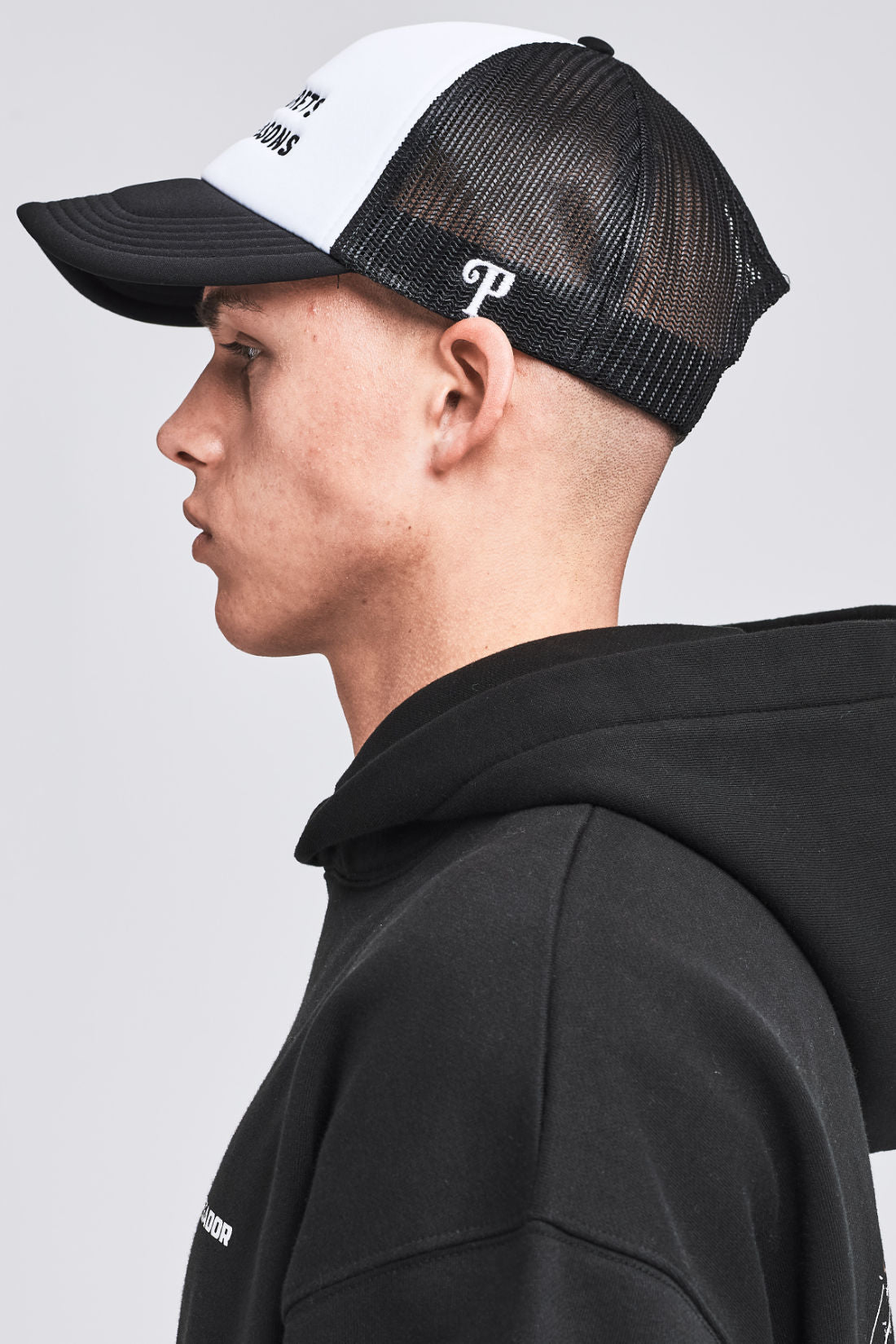 Pegador No Regrets Trucker Cap White Black Ganzkörper Bild aus der Life We Chose Kollektion für Herren