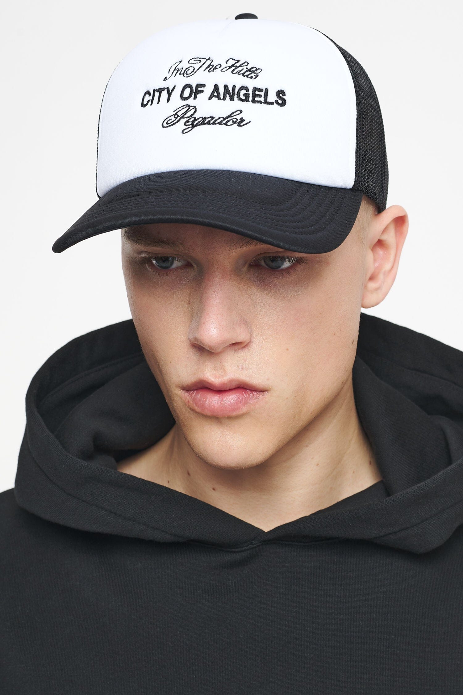 Pegador Wallace Trucker Cap White Black Hauptansicht aus der Trust The Process Kollektion für Herren