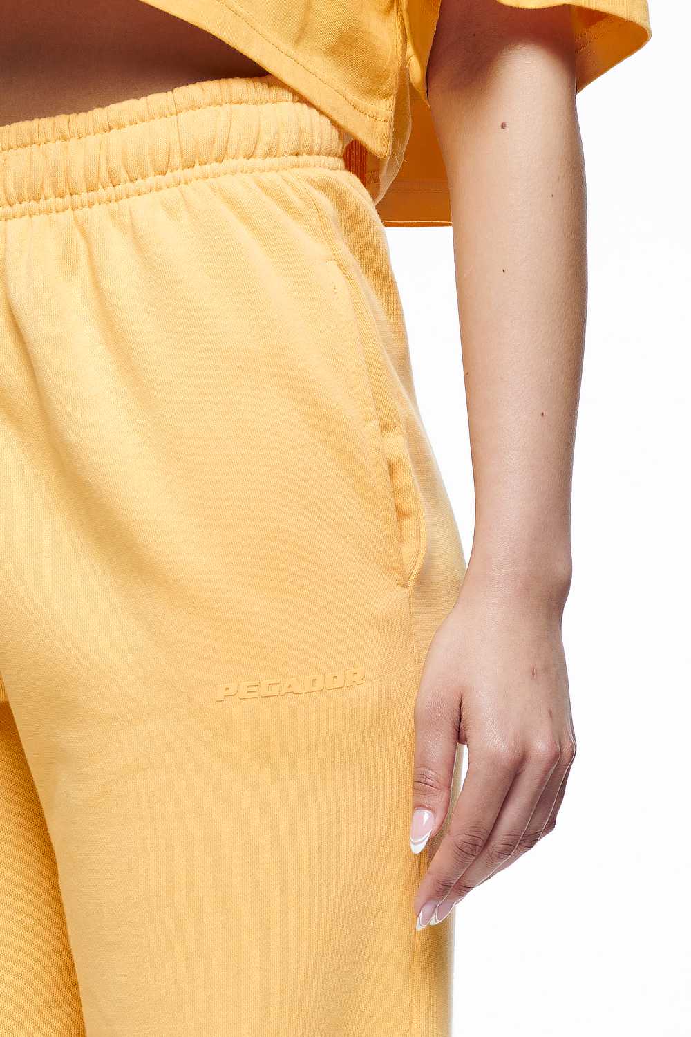 Pegador Villa High Waisted Sweat Pants Vintage Washed Golden Sun Gum Detailshot aus der Finer Things Kollektion für DaHerren