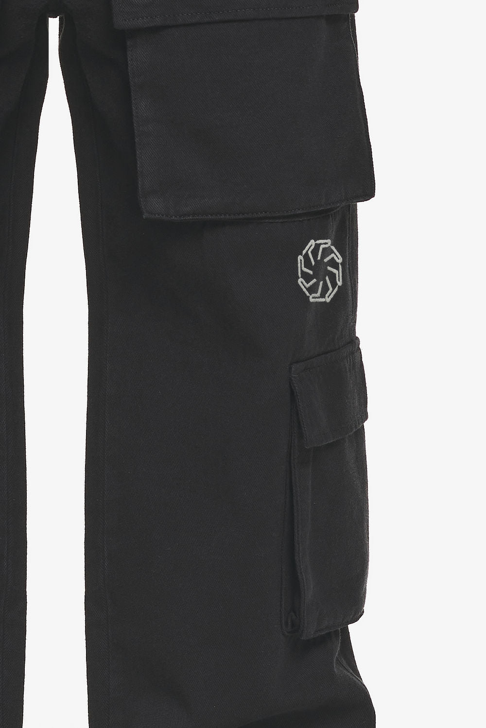 Pegador Bantam Wide Cargo Pants Black Detailshot aus der Do not Disturb Kollektion für Herren