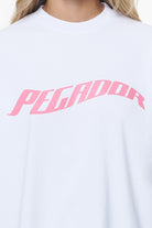 Pegador Kinley Boxy Tee White Detailshot aus der Last Minute Kollektion für DaHerren