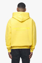 Pegador Colne Logo Oversized Hoodie Vintage Washed Solar Yellow Gum Hauptansicht aus der Trust The Process Kollektion für Herren