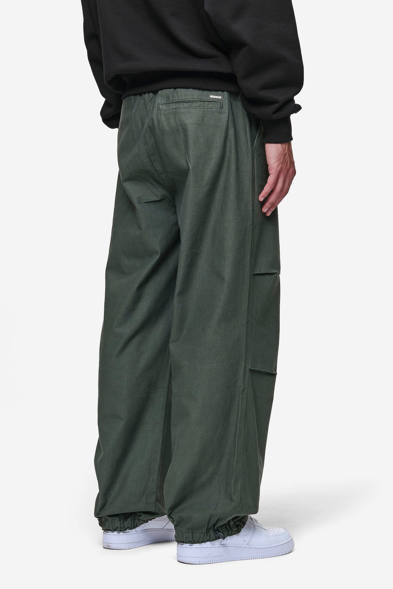 Pegador Ashton Parachute Pants Olive Green Gegenansicht aus der PEGADOR® Jeans Kollektion für Herren