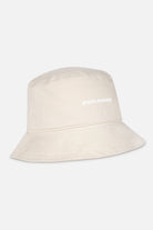 Pegador Logo Bucket Hat Desert Sand White Hauptansicht aus der Never Too Late Kollektion für DaHerren