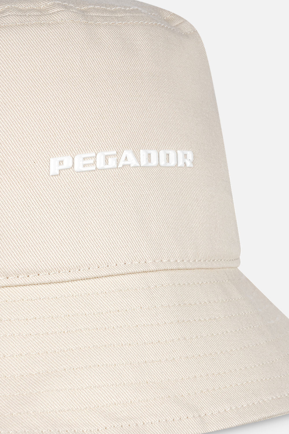 Pegador Logo Bucket Hat Desert Sand White Seitenansicht aus der Never Too Late Kollektion für Herren