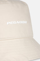 Pegador Logo Bucket Hat Desert Sand White Gegenansicht aus der Never Too Late Kollektion für DaHerren