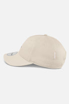 Pegador Logo Cap Desert Sand Ganzkörper Bild aus der Never Too Late Kollektion für Herren