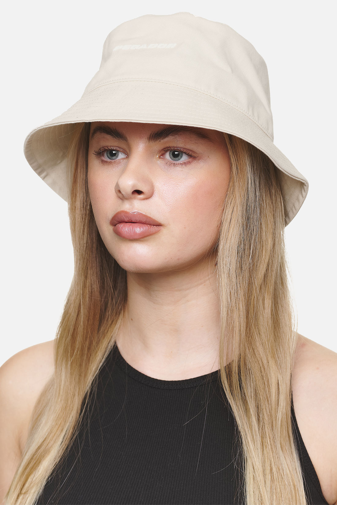 Pegador Logo Bucket Hat Desert Sand White Ganzkörper Bild aus der Never Too Late Kollektion für DaHerren