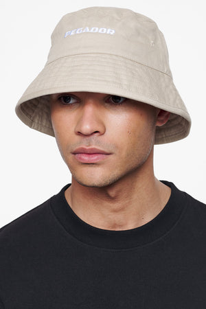 Pegador Logo Cotton Twill Bucket Hat Sand Hauptansicht aus der Finer Things Kollektion für Herren