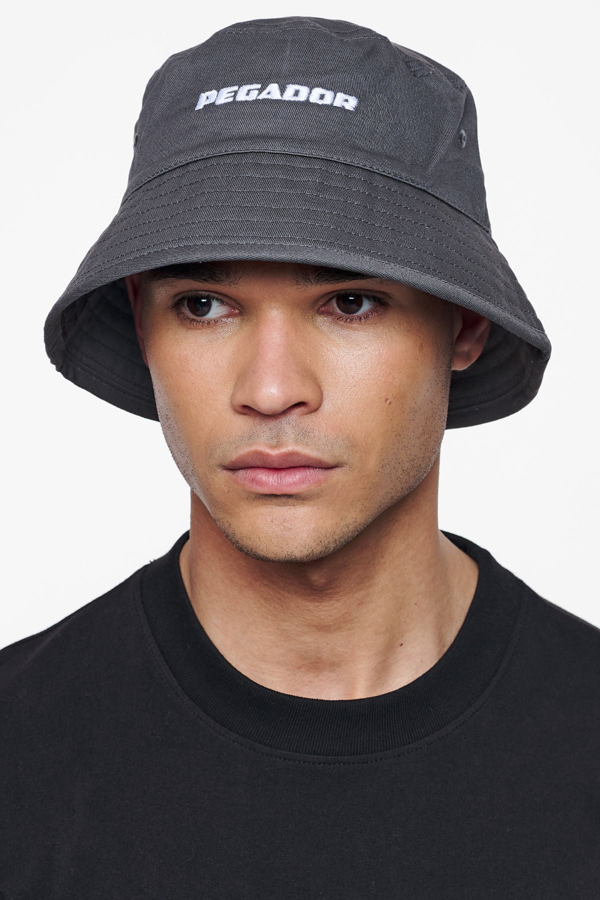 Pegador Logo Cotton Twill Bucket Hat Grey Hauptansicht aus der Finer Things Kollektion für Herren