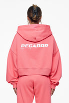 Pegador Culla Logo Oversized Cropped Hoodie Vintage Washed Strawberry Hauptansicht aus der Finer Things Kollektion für DaHerren