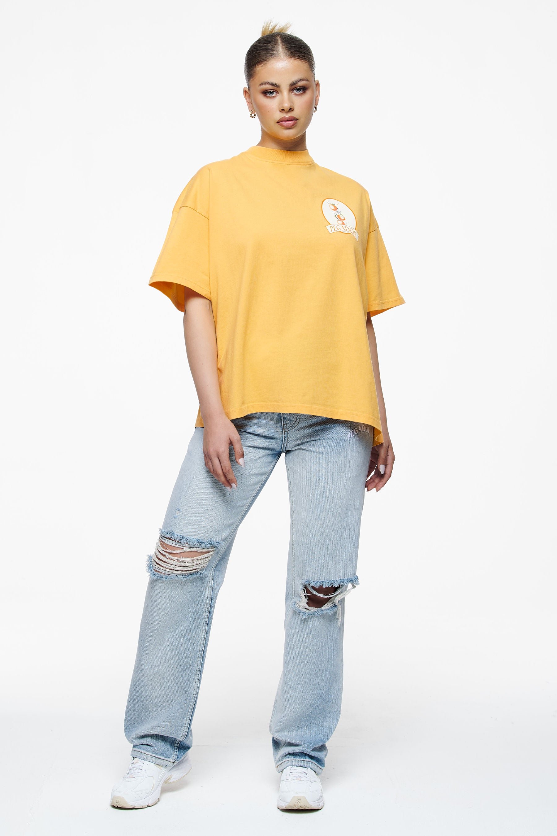 Pegador Brenda Heavy Oversized Tee Vintage Washed Golden Sun Ganzkörper Bild aus der Finer Things Kollektion für DaHerren