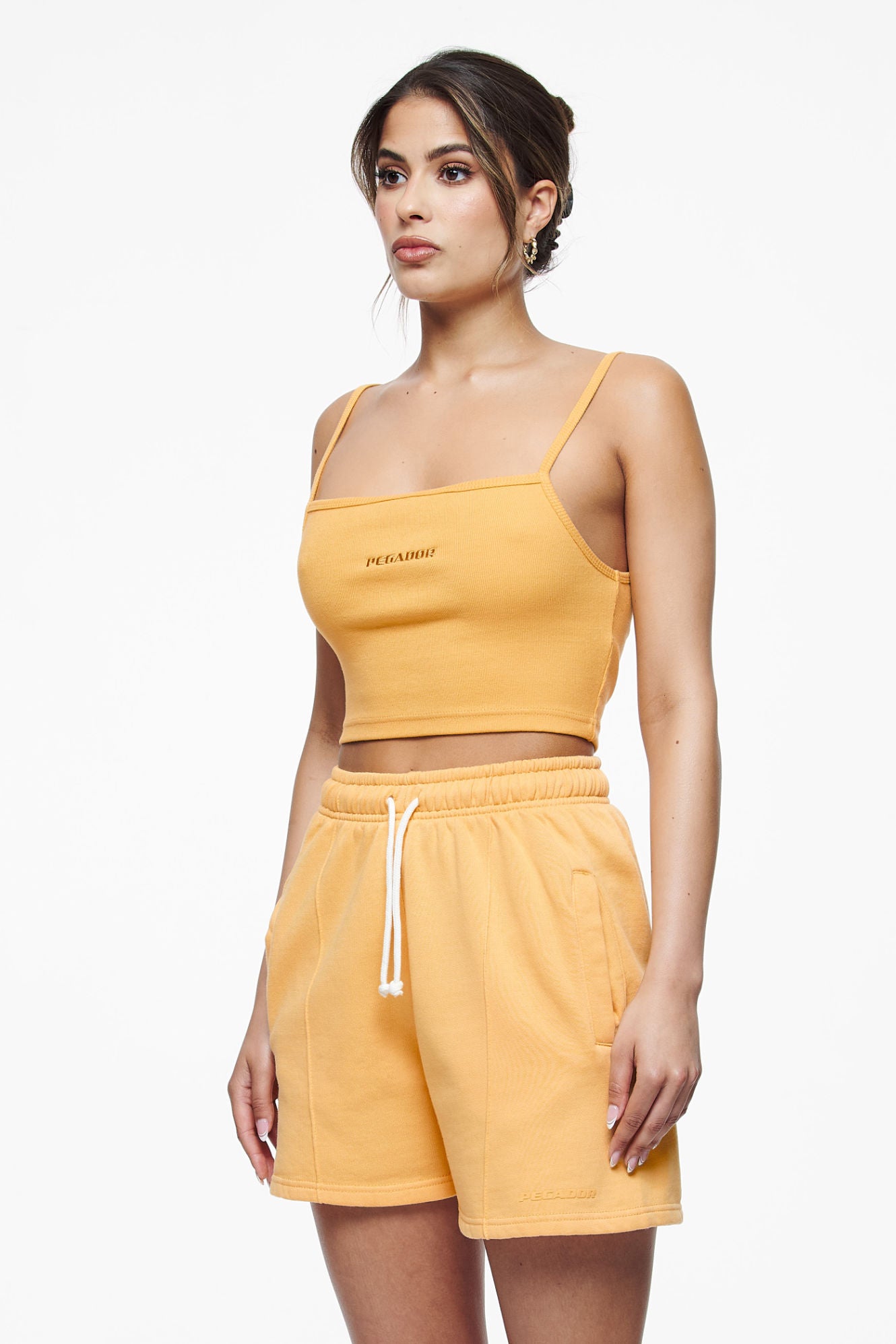 Pegador Ruby Rib Crop Top Vintage Washed Golden Sun Seitenansicht aus der Finer Things Kollektion für DaHerren