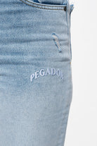 Pegador Soliera Distressed Wide Jeans Light Blue Detailshot aus der Finer Things Kollektion für DaHerren