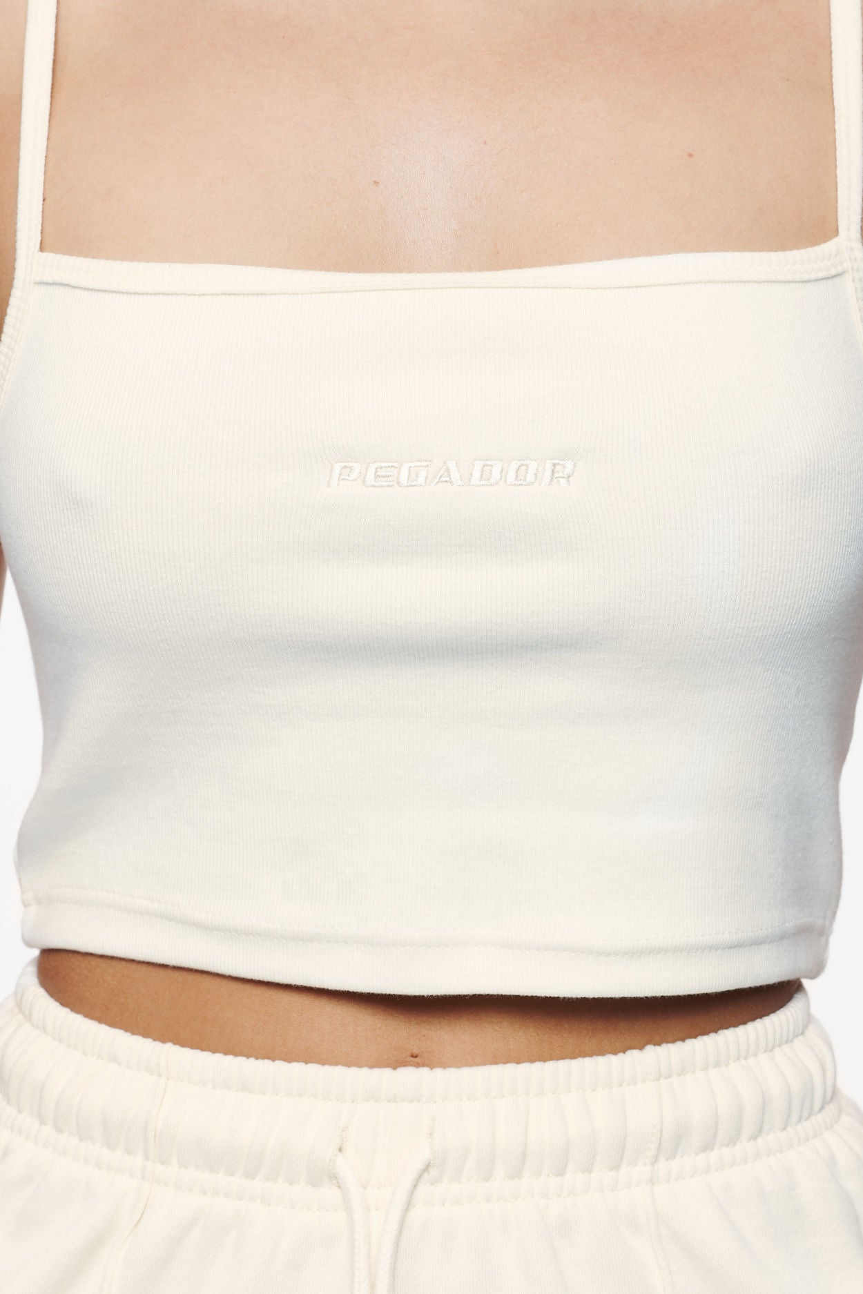 Pegador Ruby Rib Crop Top Vintage Washed Unbleached Detailshot aus der Finer Things Kollektion für DaHerren