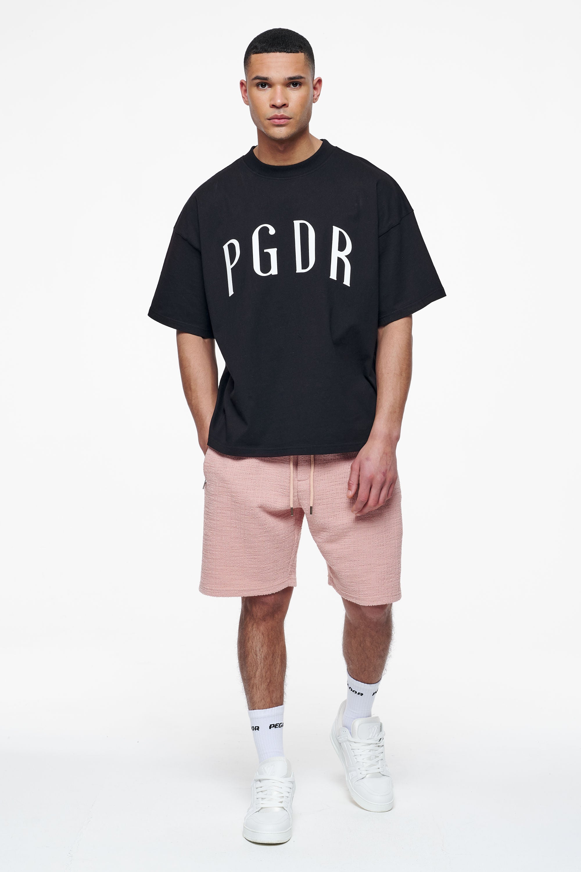 Pegador Bota Boxy Tee Black Ganzkörper Bild aus der Finer Things Kollektion für Herren