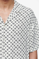 Pegador Piane Monogram Summer Shirt Unbleached Detailshot aus der Finer Things Kollektion für Herren