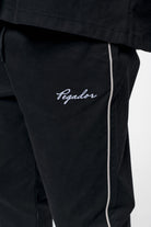 Pegador Mavis Track Pants Black Detailshot aus der Finer Things Kollektion für Herren