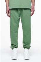 Pegador Logo Heavy Sweat Jogger Vintage Washed Cypress Green Gum Hauptansicht aus der Finer Things Kollektion für Herren